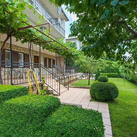 Charmantes Nur 650 Meter Zum Mit Mediterranem Garten, Meerblick, Grill Novi Vinodolski