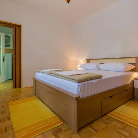 Charmantes Nur 650 Meter Zum Mit Mediterranem Garten, Meerblick, Grill Novi Vinodolski