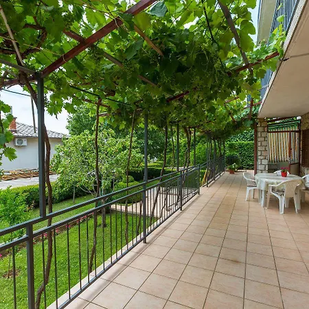 Charmantes Nur 650 Meter Zum Mit Mediterranem Garten, Meerblick, Grill Daire