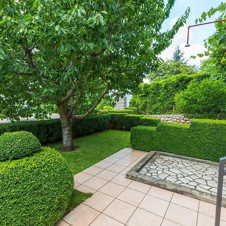 Charmantes Nur 650 Meter Zum Mit Mediterranem Garten, Meerblick, Grill Daire Novi Vinodolski