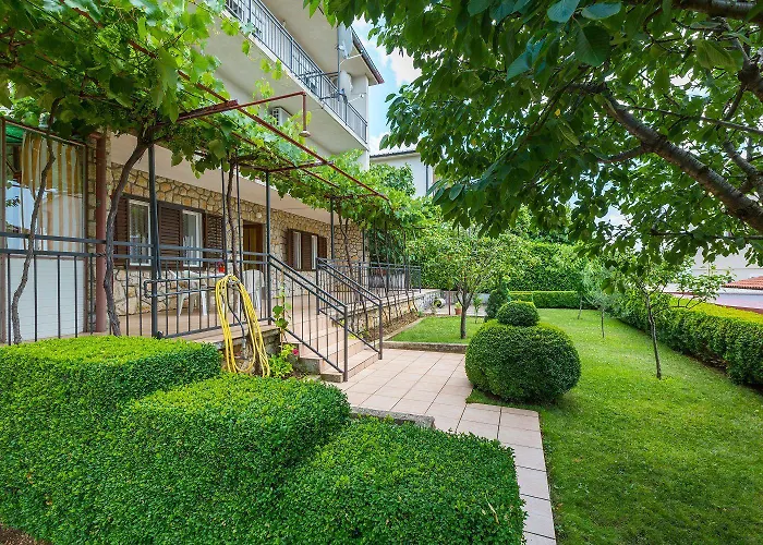Charmantes Nur 650 Meter Zum Mit Mediterranem Garten, Meerblick, Grill Novi Vinodolski