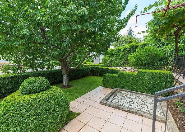 Charmantes Nur 650 Meter Zum Mit Mediterranem Garten, Meerblick, Grill Apartman Novi Vinodolski