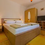 Charmantes Nur 650 Meter Zum Mit Mediterranem Garten, Meerblick, Grill * Novi Vinodolski
