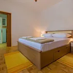 Charmantes Nur 650 Meter Zum Mit Mediterranem Garten, Meerblick, Grill Novi Vinodolski