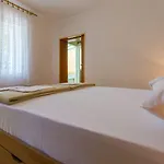 Charmantes Nur 650 Meter Zum Mit Mediterranem Garten, Meerblick, Grill Novi Vinodolski