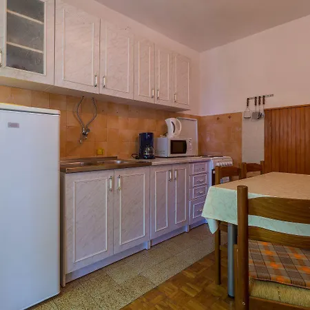 Charmantes Nur 650 Meter Zum Mit Mediterranem Garten, Meerblick, Grill * Novi Vinodolski