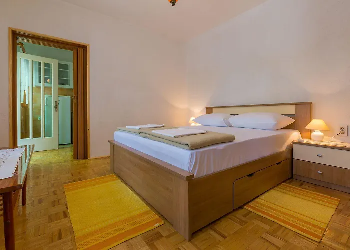 Charmantes Nur 650 Meter Zum Mit Mediterranem Garten, Meerblick, Grill Novi Vinodolski